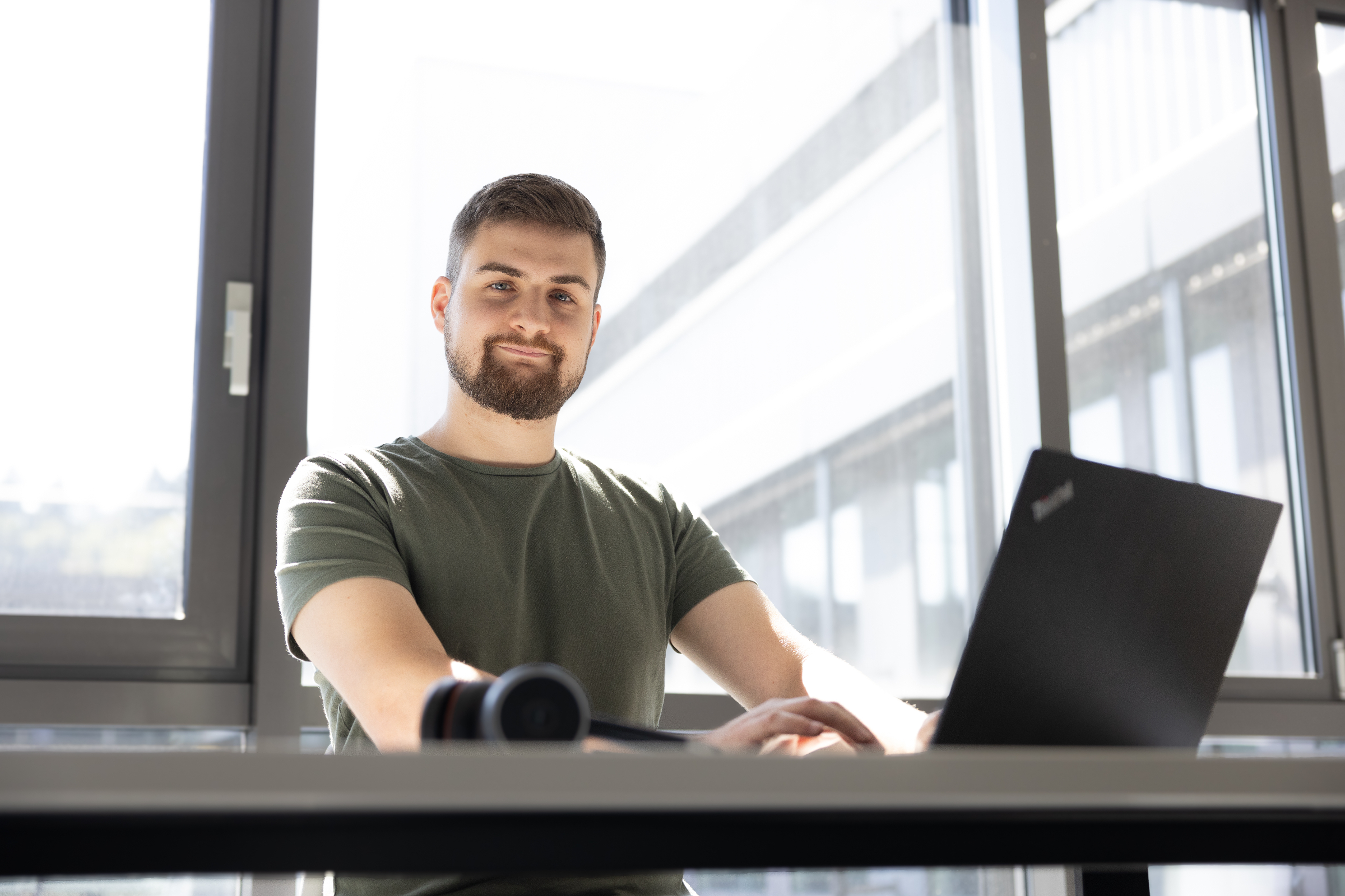 iqual Mitarbeiter am Laptop