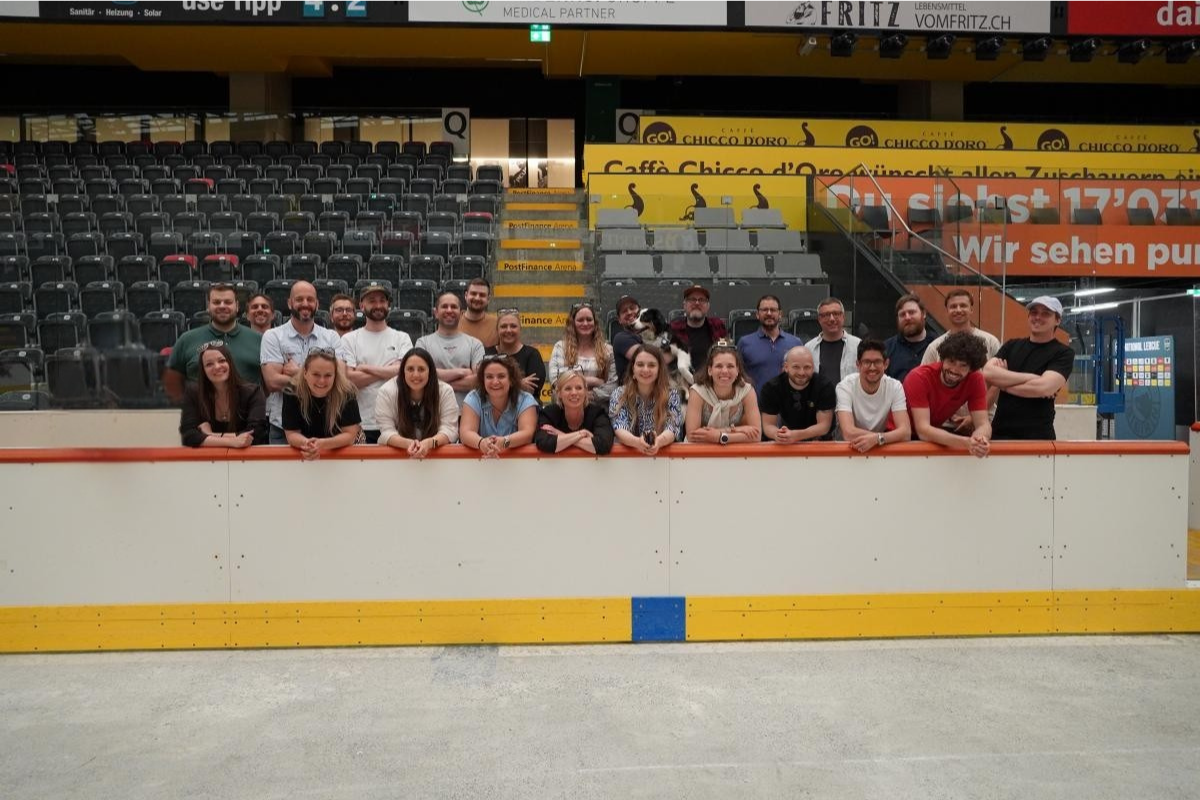 Wir-sind-iqual-überarbeitet.png Teambild mit allen iqual Mitarbeitenden