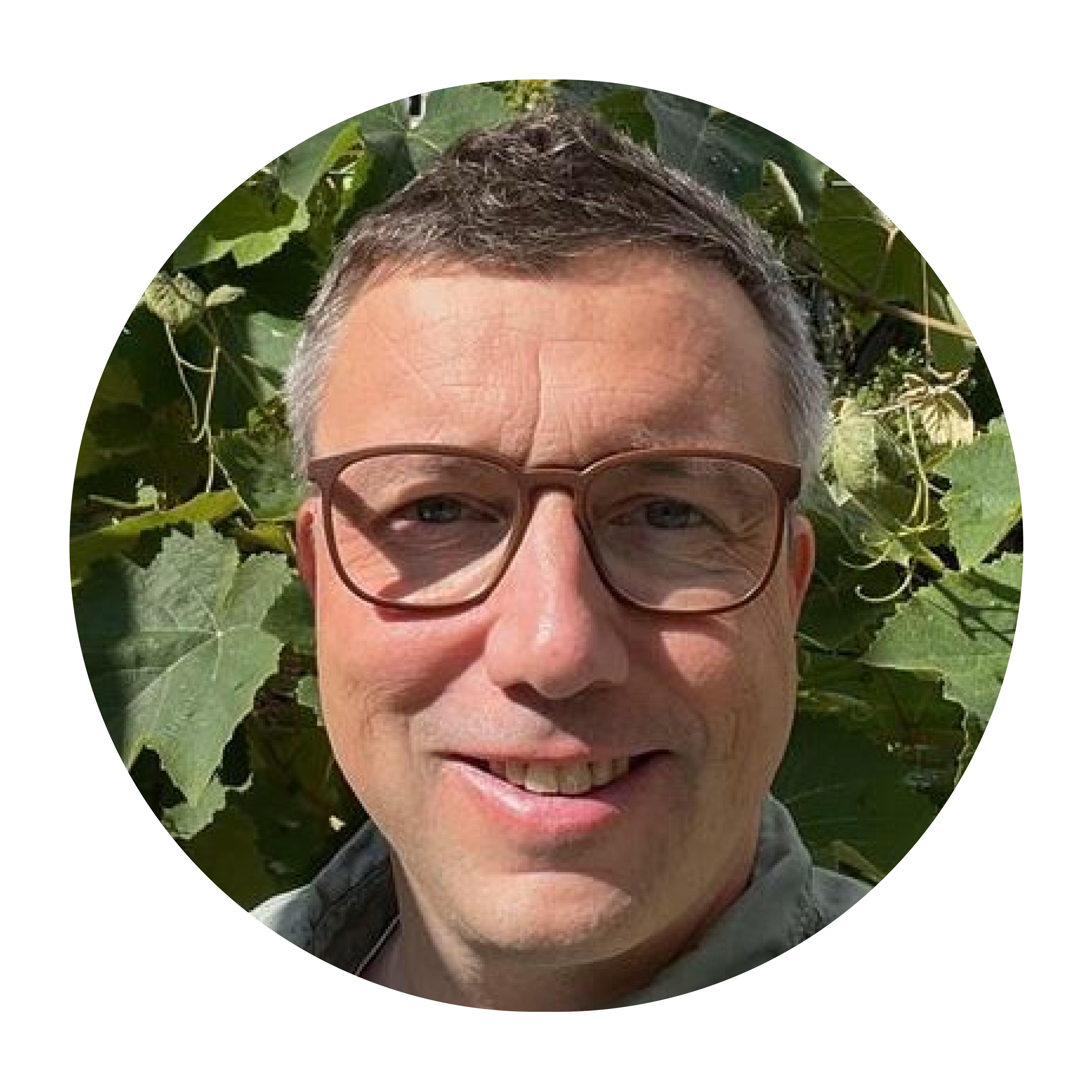Portrait von Lukas Lukas lächelt in die Kamera